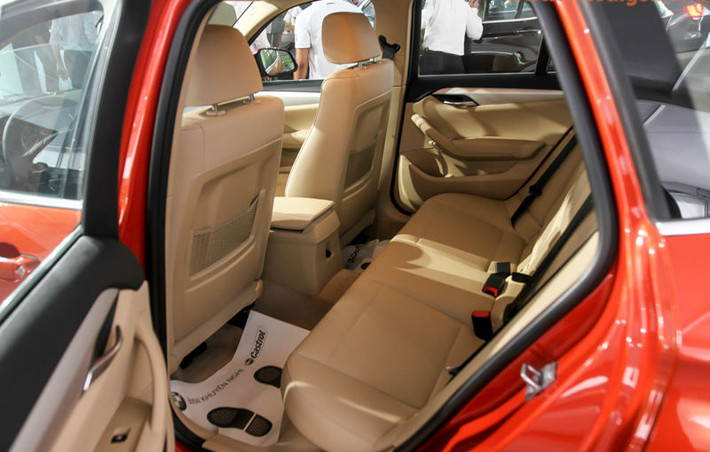 Xe được trang bị một số tiện nghi như điều hoà tự động, đèn pha xenon, hệ thống iDrive màn hình 6,5 inch, nội thất da cao cấp Sensatc, nút bấm khởi động start/stop, gương chiếu hậu chống chói, ghế trước chỉnh điện có nhớ ghế, tay lái đa chức năng, hệ thống điều khiển bằng giọng nói.