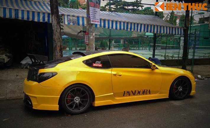 Một chiếc Genesis độ dàn Body Kit HKS và pô on/off. Các chi tiết như nắp ca pô và thân xe điều được độ lại bằng vật liệu carbon siêu nhẹ. Bánh mâm độ kích cỡ lớn 18 inch.