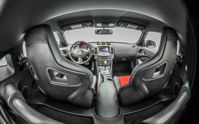 Phiên bản Nissan 370Z Coupe Nismo có giá 42.800 USD trong khi 370Z Coupe Nismo Tech sẽ có giá từ 46.300 USD.