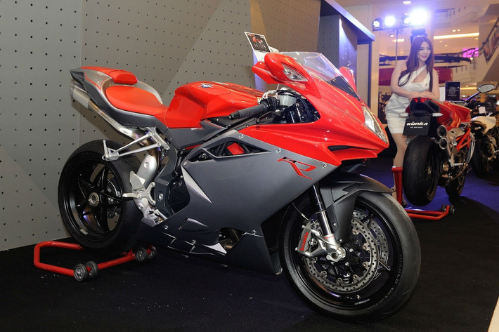 MV Agusta F4 RR của hãng MV là một siêu xe thể thao với thiết kế đỉnh cao, đậm chất Ý, đối thủ chính là Ducati 1199 Panigale, Aprilia RSV4 và BMW S1000RR. Xe cần 7,8 giây để tăng tốc từ 0-200 km/h.
