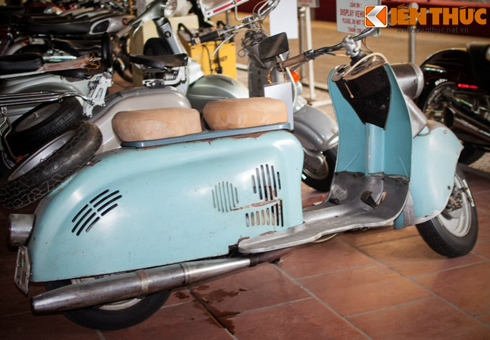 Do thiết kế động cơ nặng không thể treo bên hông như động cơ nhẹ của Vespa nên máy của Berlin SR 59 được đặt trước bánh sau. Điều này làm cho chiều dài cơ sở của xe tăng lên đáng kể trong dòng xe Scooter. Ảnh: Berlin SR 59 dài hơn so với những chiếc xe khác.