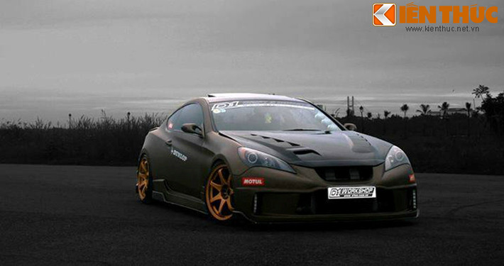 Genesis coupe 2.0 MT là chiếc xe số sàn duy nhất tại Việt Nam được nhập nguyên chiếc từ Mỹ. Xe được độ dàn Body HKS, các chi tiết như ca pô, cốp sau đều được chế tạo bằng carbon, mâm chuyên dùng để drift, động cơ được trang bị Turbo HKS giúp tăng công xuất xe lên 300 mã lực.