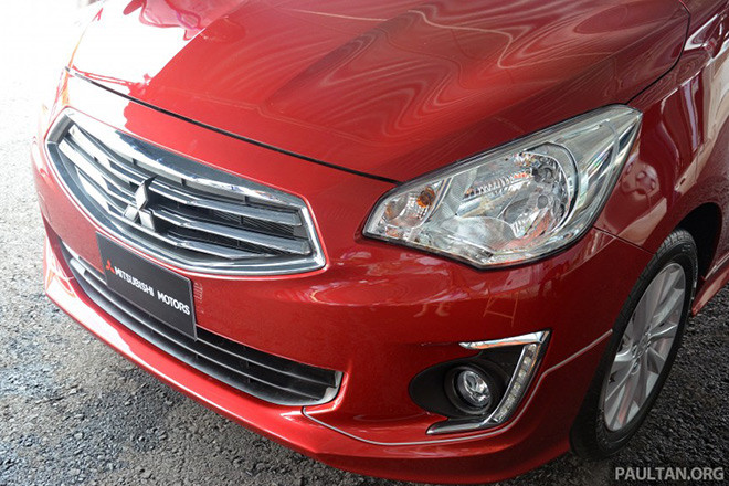 Đầu xe khá giống mẫu Mirage nhưng có phần cá tính hơn với cụm lưới tản nhiệt mạ chrome.