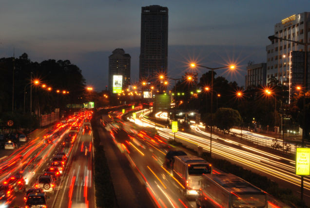 Indonesia: Vì mức thuế khá cao nên các dòng xe được bán tại Indonesia cũng có giá cả “trên trời”. Một chiếc Prius có giá 60.000 USD, một chiếc Chrysler 300C có giá 110.000 USD, một chiếc BMW M3 đắt đỏ với giá 175.000 USD. Nếu bạn thật sự yêu thích xe Ý, bạn sẽ phải trả 700.000 USD cho một chiếc Ferrari 458 khi mua tại Indonesia, một chiếc Rolls-Royce có giá 1 triệu USD.
