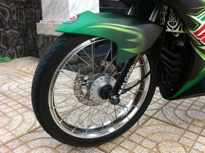 Chi tiết giò trước nuột nà của xe.