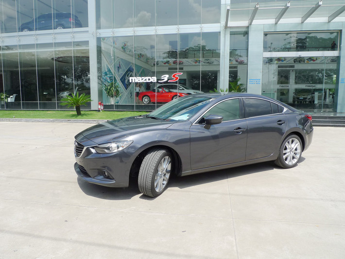 Nhìn tổng thể, chiếc Mazda 6 "nội" này giống y hệt xe nhập khẩu nguyên chiếc, thậm chí xe còn có cả auto lock (tự động khóa cửa xe) và đầu DVD giống như trên Mazda CX5.