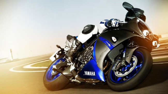 Danh sách những mẫu siêu mô tô không thể vắng mặt "anh tài" Yamaha YZF-R1. Là một mẫu xe thể thao đường phố nhưng YZF-R1 sở hữu nhiều đặc điểm không khác gì xe đua, cũng là một trong những siêu mô tô được yêu thích nhất thế giới hiện nay. Xe có động cơ 4 xi-lanh 998cc, khả năng tăng tốc từ 0-200 km/h với 7,8 giây.