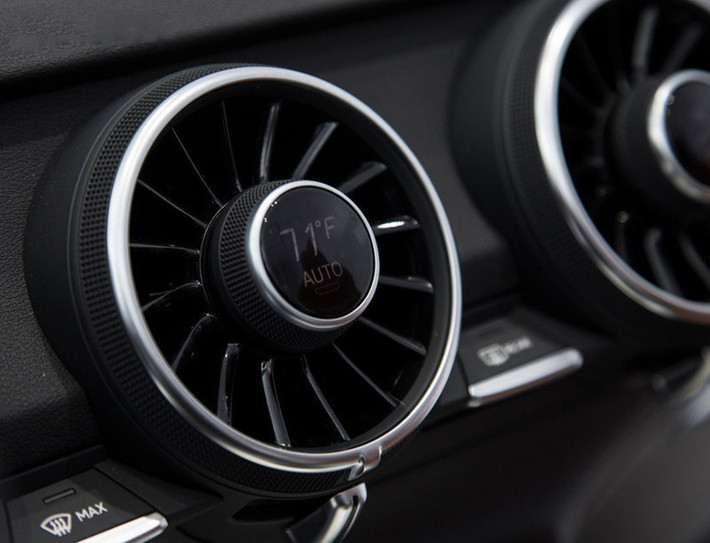 Đối với Audi TTS, virtual cockpit còn được bổ sung chế độ hiển thị "Sporty". Nhìn từ phía trước, bảng điều khiển trông như cánh của một chiếc máy bay với các lỗ thông khí hình tròn (giống với phiên bản TT cổ điển) làm liên tưởng đến động cơ phản lực.