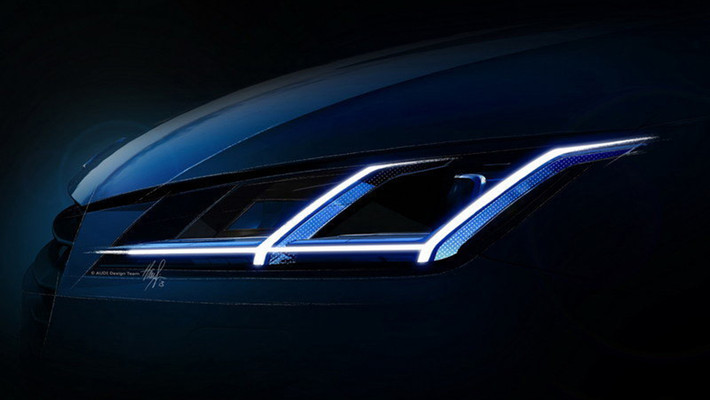Hệ thống đèn pha của Audi TT và TTS được thiết kế khá sắc sảo, có thể vận hành độc lập và sử dụng đèn pha Xenon, đèn xi-nhan linh hoạt. Áp dụng công nghệ Audi Matrix LED mới nhất để điều khiển hệ thống đèn pha, mẫu TT mới có khả năng tự động điều chỉnh hướng chiếu sáng trước khi xe vào cua.