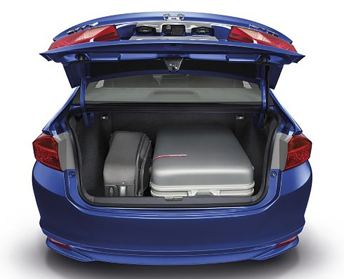 City 2014 vẫn sử dụng động cơ 1.5 lít SOHC i-VTEC được cải tiến nhẹ, kết hợp hộp số biến thiên vô cấp CVT sản sinh công suất tối đa 120 mã lực tại vòng tua 6.600 vòng/phút và mô-men xoắn cực đại 145 Nm tại vòng tua 4.600 vòng/phút. Với sức mạnh động cơ đó, City 2014 có khả năng tăng tốc từ 0-100 km/h trong 10,5 giây.