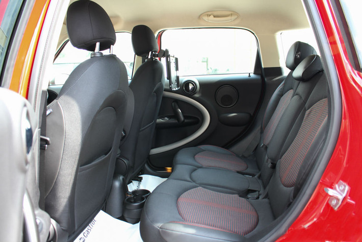 MINI Countryman chỉ được trang bị ghế xe chỉnh cơ ở tất cả các vị trí, điều này khiến cho những ai muốn sở hữu những mẫu xe tiện nghi sẽ không hài lòng.