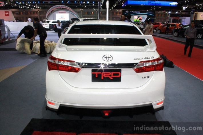 Corolla Altis 2014 được trang bị động cơ 1.8 lít trên phiên bản 1.8E cho công suất cực đại 139 mã lực. Hai phiên bản 2.0G và 2.0V có sức mạnh lớn hơn với dung tích động cơ 2.0 lít, cho công suất cực đại 145 mã lực. Tất cả các phiên bản động cơ đều được Toyota trang bị hộp số vô cấp CVT với 7 cấp số ảo cho phong cách lái thể thao.