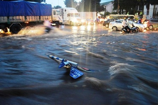 Trong khi đó, đến khoảng 18h cùng ngày, lực lượng quản lý đô thị mới có mặt để dọn dẹp cây xanh, riêng lực lượng CSGT vẫn chưa có mặt. Tán cây rộng đã quét theo nhiều chậu hoa, biển báo.