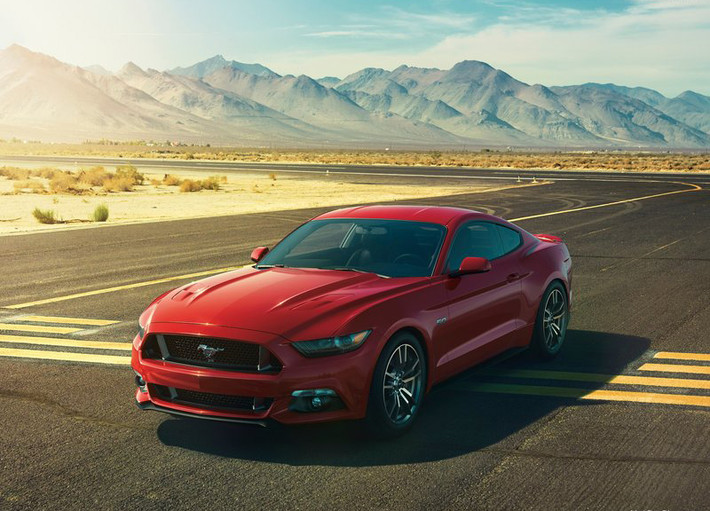Ford Mustang 2015: Ford Mustang hoàn toàn mới có mặt trên thị trường vào năm 2015 sẽ tạo cho người dùng cảm giác mới mẻ từ bộ khung mới, nội thất ấn tượng, hệ thống treo độc lập cùng với động cơ 4 xi-lanh turbo hoàn toàn mới.