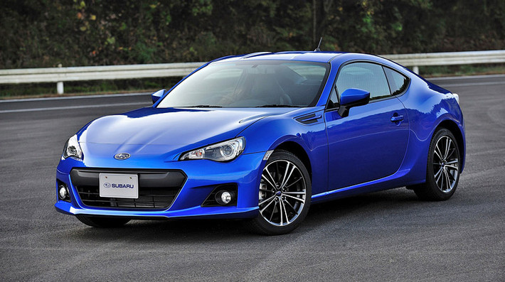 Subaru BRZ: Là người anh em song sinh với Toyota 96 với phần "ruột" giống nhau cũng như những đường nét ngoại hình nhưng BRZ lại sở hữu giá bán nhỉnh hơn người anh em một tí. Đây sẽ là khó khăn không nhỏ cho mẫu xe này để đến với người tiêu dùng Việt. Xe mang động cơ xăng Boxer 2.0L (200hp - 205Nm), hộp số tự động 6 cấp, dẫn động cầu sau, kiểu dáng 2+2 và giá bán 1,722 tỷ đồng.