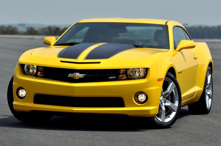 Chevrolet Camaro: Xe có khá nhiều các phiên bản khi về Vn sẽ có giá bán từ 1,8-3.8 tỷ đồng. Xe đã từng được giới thiệu đến người tiêu dùng Việt nam tại triển lãm Việt Nam Motor Show 2011 với ý định thăm dò ý kiến khách hàng VN để đưa xe về phân phối chính thức. Xe sở hữu động cơ xăng V6 3,6L (323hp - 376Nm), hộp số sàn 6 cấp, dẫn động cầu sau, kiểu dáng 2+2.
