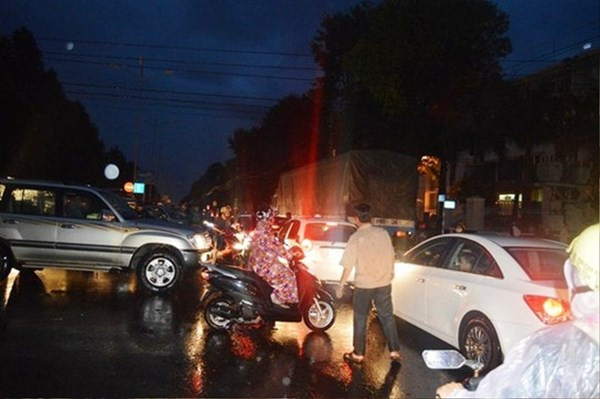 Lý giải về việc giao thông hỗn loạn cạnh trụ sở công an tỉnh 1 giờ, đại tá Võ Tin, Đội trưởng Đội CSGT TP Buôn Ma Thuột, cho biết: "Anh em vừa giao ca nên giờ mới ra hiện trường để điều tiết giao thông".