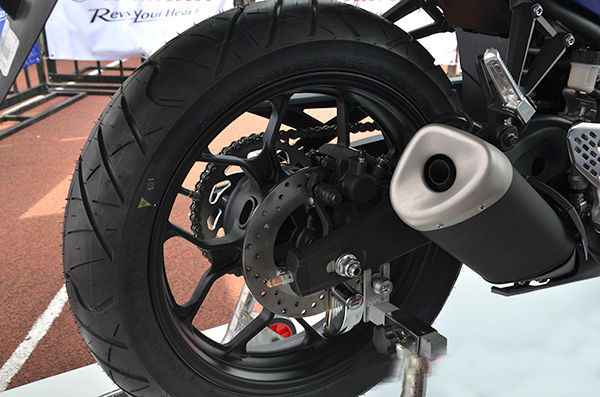 Bộ mâm xe có thiết kế hình chữ Y rất hiện đại, tạo thêm vẻ đẹp cho xe.
