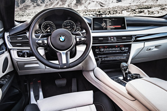 Phiên bản xDrive50i được trang bị động cơ V8 4,4 lít tăng áp cho công suất 445 mã lực tại 5.500-6.000 vòng/phút, mô-men xoắn cực đại 650Nm tại 2.000-4.500 vòng/phút. X6 xDrive50i sử dụng hộp số tự động 8 cấp cùng hệ dẫn động bốn bánh có khả năng tăng tốc từ 0- 96 km/h chỉ trong 4,8 giây.