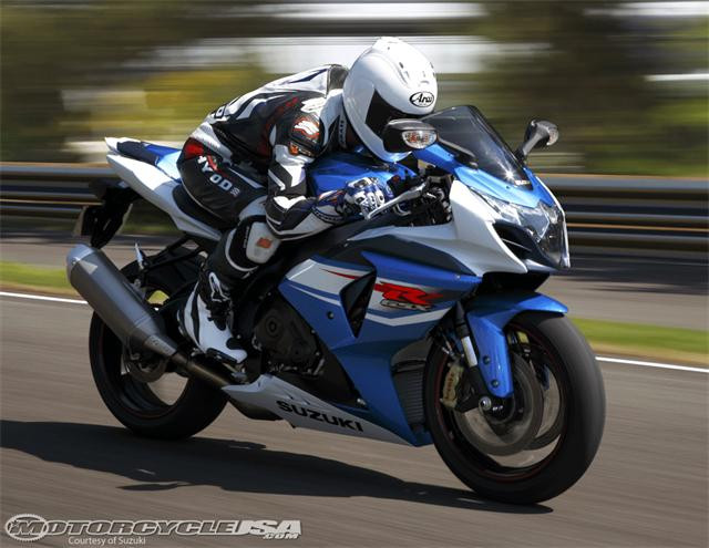 Suzuki GSX R1000 là mẫu xe tiêu biểu cho thiết kế dòng mô tô thể thao của Suzuki. Mẫu xe chồm này khi lưu thông trên đường tựa như một thần sấm với dáng vẻ uy nghi đậm chất thể thao, động cơ mạnh mẽ đầy uy lực 999cc, tăng tốc từ 0-200 km/h mất 7,5 giây.