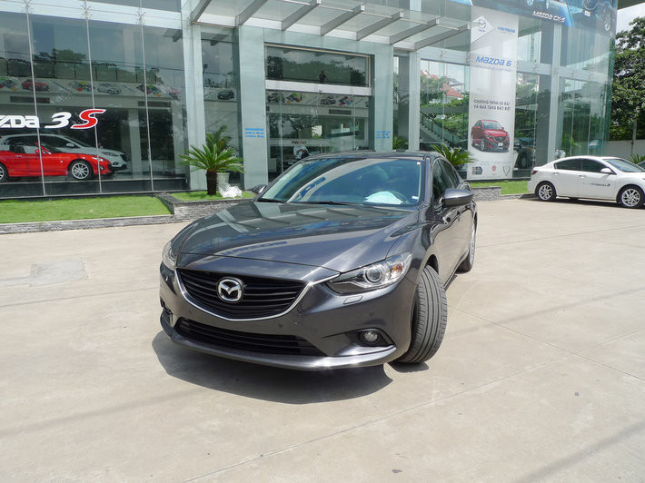 Hình ảnh xe Mazda 6 lắp ráp trong nước vừa được chia sẻ trên một diễn đàn về ô tô. Theo đó, đây là chiếc Mazda 6 màu xám, vừa xuất xưởng, đang có mặt tại một showroom của Mazda tại Sài Gòn.