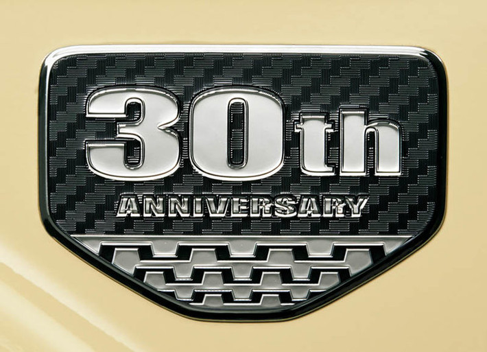 Toyota gắn biểu tượng ghi nhớ mẫu xe hồi sinh đặc biệt này với dòng chữ 30th anniversary 2 bên hông xe.