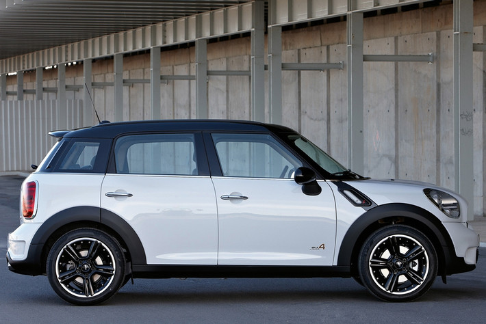 Tại Việt Nam, MINI Countryman được giới thiệu với hai phiên bản: Countryman tiêu chuẩn và Countryman S thể thao. Cụm lưới tản nhiệt và cản trước của phiên bản thể thao được thiết kế hầm hố và năng động hơn. Đuôi xe được bổ sung cụm ống xả kép giúp "tăng lực" cho mẫu hatchback 5 cửa của MINI.