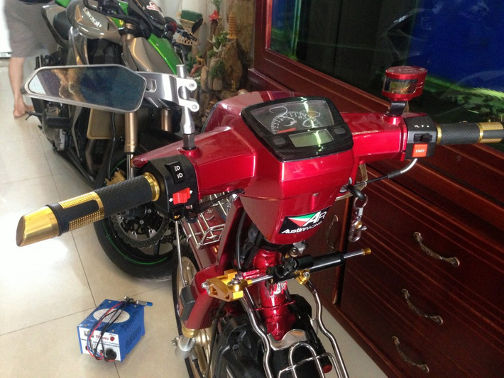 Xe trang bị nhiều đồ chơi cá tính và nổi bật như: Đồng hồ koso Dream, bao tay Rizoma Lux, gù xéo, kính Rizoma 851...