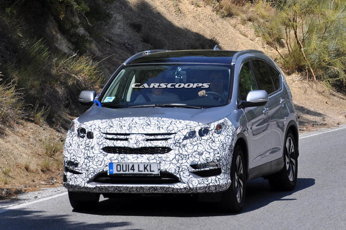 Theo thông tin có được từ những phóng viên ghi lại hình ảnh CR-V Facelift 2016, nội thất xe cũng được che kín trong quá trình thử nghiệm, vì vậy hy vọng sẽ có những thay đổi nhỏ bên trong xe như cải tiến chất lượng vật liệu nội thất, nâng cấp tính năng công nghệ hiện đại hơn phiên bản hiện tại.