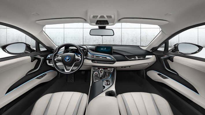 Đối với BMW i8, ngay cả khi di chuyển trong thành phố bằng động cơ điện, chiếc xe vẫn không mất đi tính thể thao của mình mà vẫn giữ được tốc độ cao và di chuyển nhẹ nhàng nhờ hệ thống lái trợ lực điện EPS (Electric Power Steering).