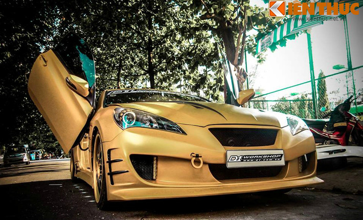 Một chiếc Genesis đời 2011 độ Body Drift. Phuộc hơi có thể tự nâng hạ gầm. Xe có hệ thống phanh của D2 và bánh mâm 19 inch của Avantgarde.