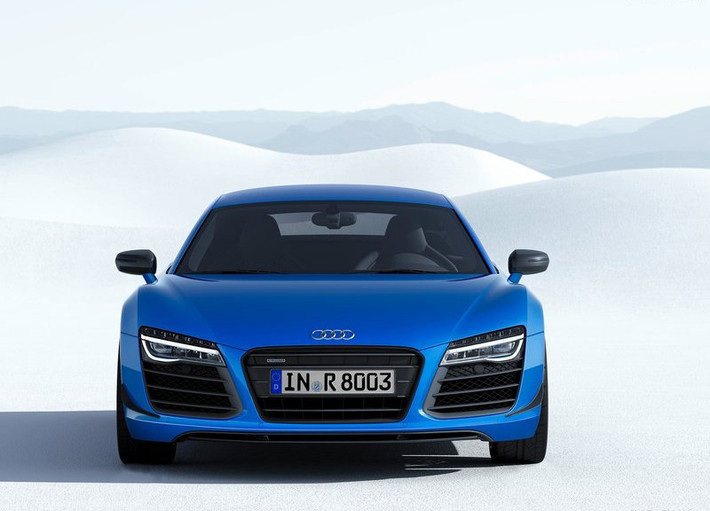 Về ngoại thất, Audi phủ lên R8 một màu xanh Ara Blue để tạo hiệu ứng pha lê cho chiếc xe.