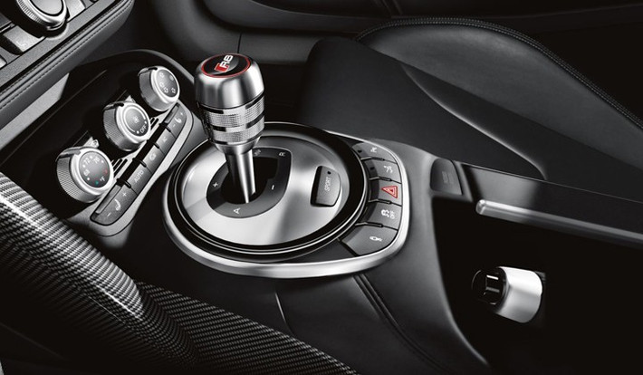 Xe có vận tốc tối đa 320 km/h. Audi R8 2015 được trang bị hệ dẫn động 4 bánh Quattro và hộp số ly hợp kép 7 cấp S-tronic. Mâm xe có đường kính 19 inch và được trang bị phanh carbon ceramic.