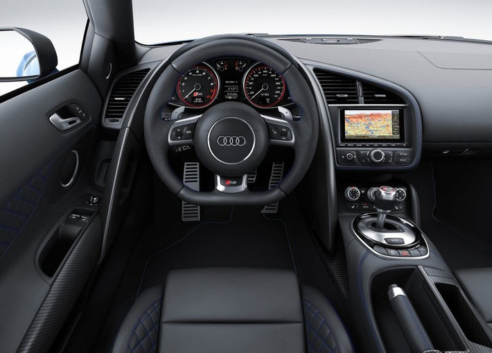 Audi R8 là mẫu xe thể thao năng động và vượt trội với mức tiêu hao nhiên liệu 12,4 lít/100km, khí thải ở mức từ 349-289g CO2/km. Với công suất tối đa 570 mã lực và mô-men xoắn 540 Nm, động cơ V10 5.2L giúp chiếc xe có thể đạt đến vận tốc 100km/h chỉ trong vòng 3,4 giây.