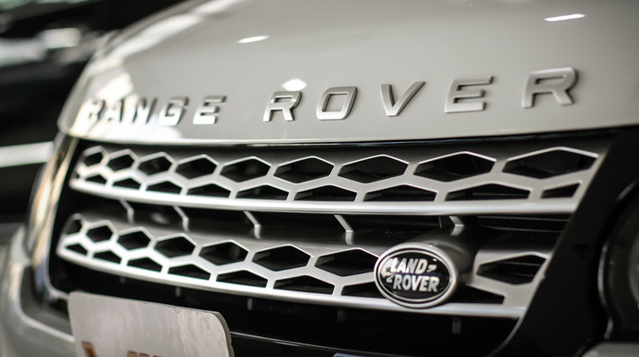 Điểm ấn tượng và đột phá nhất của Range Rover Sport chính là kích thước của xe khá lớn...
