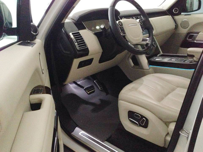 Range Rover LWB được trang bị động cơ V8 siêu nạp, công suất tối đa 503 mã lực tại 6.000 - 6.500 vòng/phút và mô-men xoắn cực đại 624 Nm tại 2.500 - 5.500 vòng/phút. Xe có hộp số tự động 8 cấp, có khả năng tăng tốc từ 0-100 km/h trong 5,5 giây. Ảnh: Facebook Gia Binh.