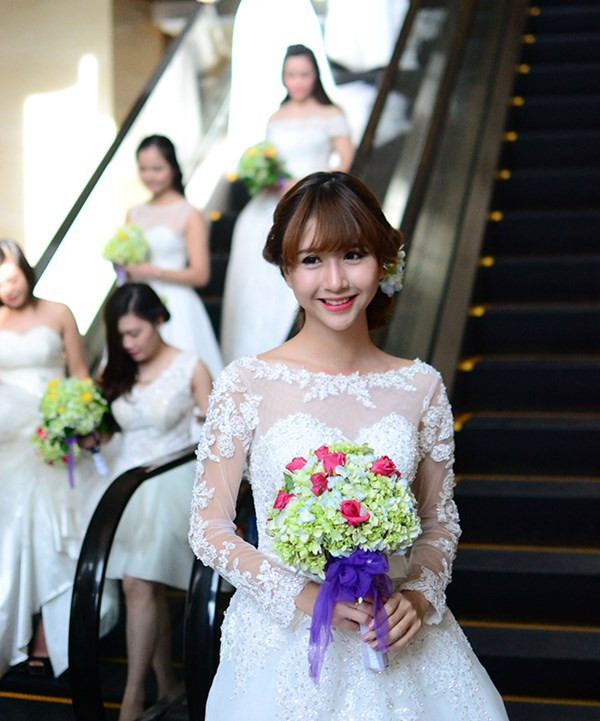 “Được mặc váy cưới và ngồi sau xe người yêu là một trải nghiệm thú vị và khó quên. Chúng mình muốn cùng nhau ghi lại kỉ niệm đẹp ở thành phố Vinh này”, Quỳnh Anh Shyn chia sẻ.