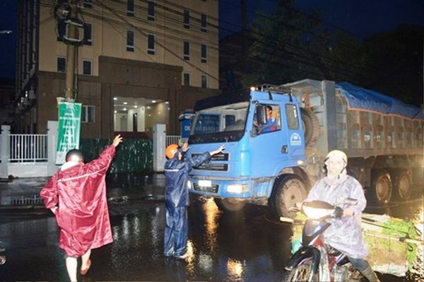 Theo ông Trương Công Thái, Giám đốc công ty TNHH Một thành viên Đô thị và Môi trường Đắk Lắk, trận mưa lớn kèm gió lốc chiều nay đã làm nhiều cây xanh gãy cành, một số cây to bị bật gốc, nhiều nhà dân bị tốc mái bay ra đường gây cản trở giao thông... Các đơn vị của công ty đang tập trung thu dọn cây xanh và các chướng ngại vật khác để đảm bảo giao thông, chưa thống kê được mức độ thiệt hại.