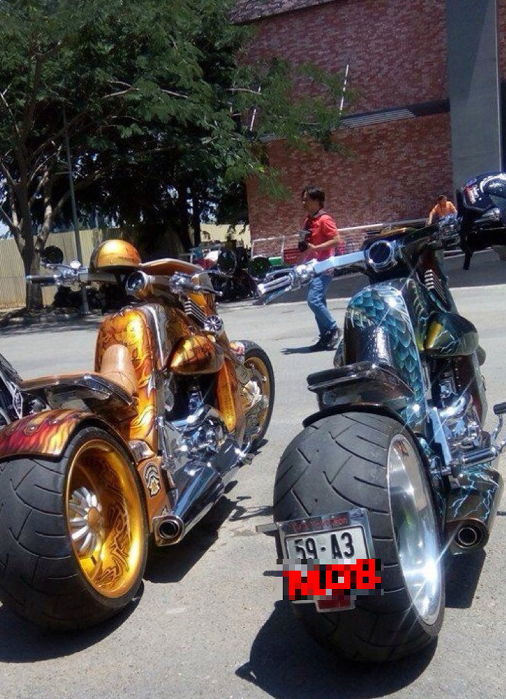 2 chiếc T-Rex nhìn từ phía sau. Dàn xe thu hút sự chú ý của nhiều người xung quanh. Ảnh: Motosaigon.