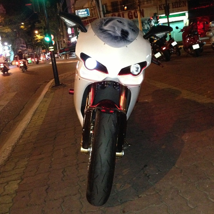 Giá thị trường hiện tại cho một chiếc Ducati 848 EVO dao động khoảng 700 triệu đồng, chưa bao gồm chi phí mạ vàng 24K.