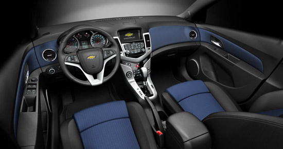 Cruze được trang bị 2 phiên bản động cơ 1.6L và 1.8L trong đó phiên bản 1.6L có mức giá giảm còn 500 triệu đồng.