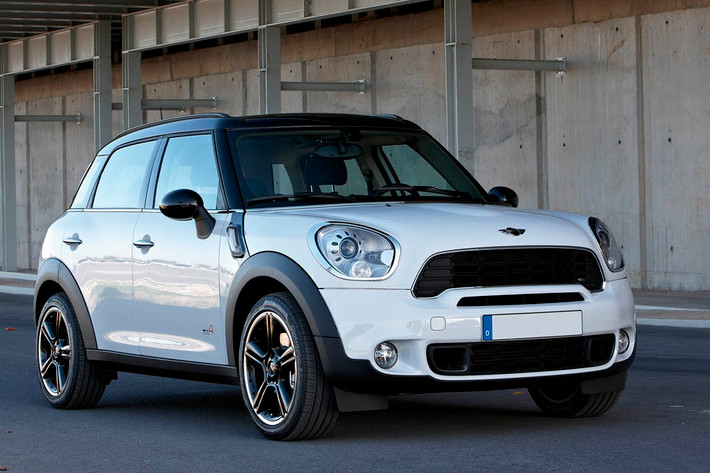 Mini Countryman S giá bán 1,649 tỷ đồng, khác biệt với phiên bản tiêu chuẩn với lưới tản nhiệt dạng liên kết ô hình bình hành, hốc hút gió mạ crôm. Xe sở hữu động cơ xăng 1.6L I4 (184 mã lực/5.500 vòng/phút, 260 Nm/1.600 - 5000 vòng/phút), vận tốc tối đa 210 km/h và mức tiêu thụ nhiên liệu 7.1 lít/100km.