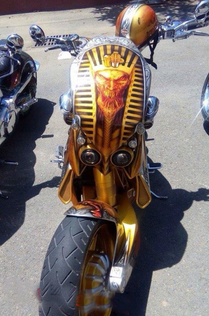 "Khủng long" T-Rex Pharaon với dàn áo được vẽ airbrush hình ảnh vị vua Ai Cập.