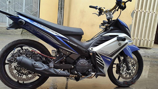 Đây được đánh giá là một trong những chiếc Yamaha Exciter độ "tận răng", trang bị nhiều đồ chơi sành điệu nhất của các tay chơi xe ở Việt Nam. Đĩa sau được thay thế bằng đĩa 65 chuyên dùng cho việc drift xe và giúp chủ nhân bốc đầu dễ hơn. Đĩa thắng sau to hơn với 2 heo thắng.