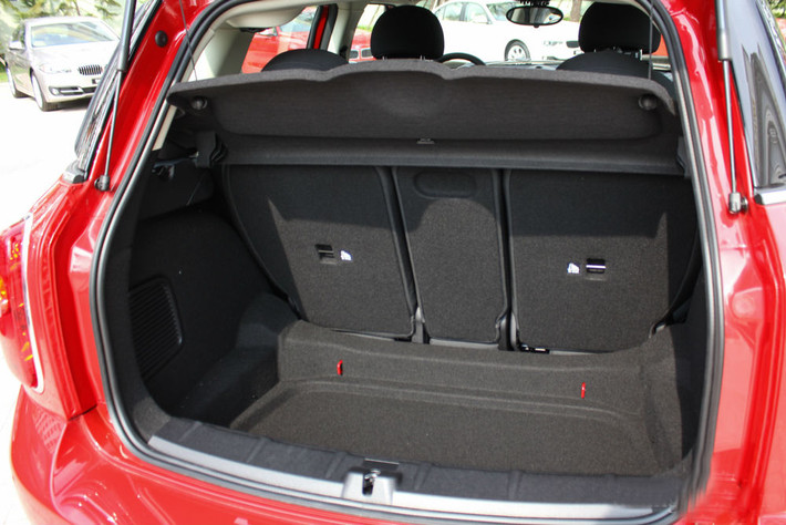 Phiên bản MINI Countryman được phân phối với giá bán 1 tỷ 499 triệu đồng, phiên bản thể thao MINI Countryman S có giá bán 1 tỷ 698 triệu đồng.
