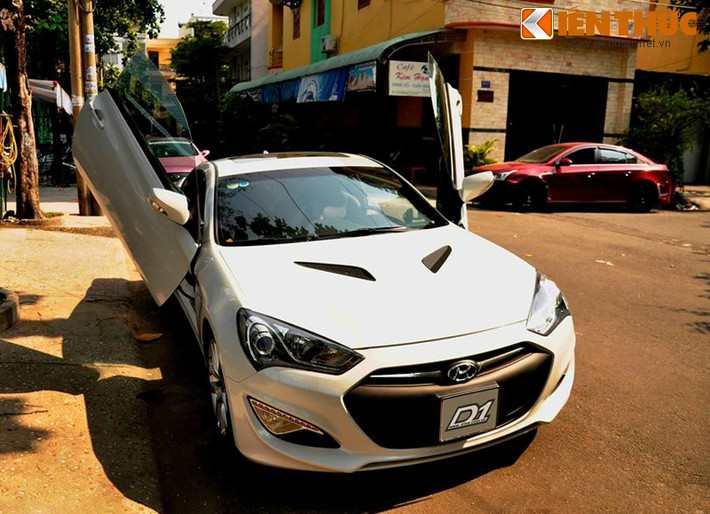 Vì là mẫu xe thể thao 2 cửa nên những người thợ độ dễ dàng khoác lên xe bộ cánh mới. Ảnh: Một chiếc Genesis đời 2013 độ cửa cắt chéo của Lamborghini.