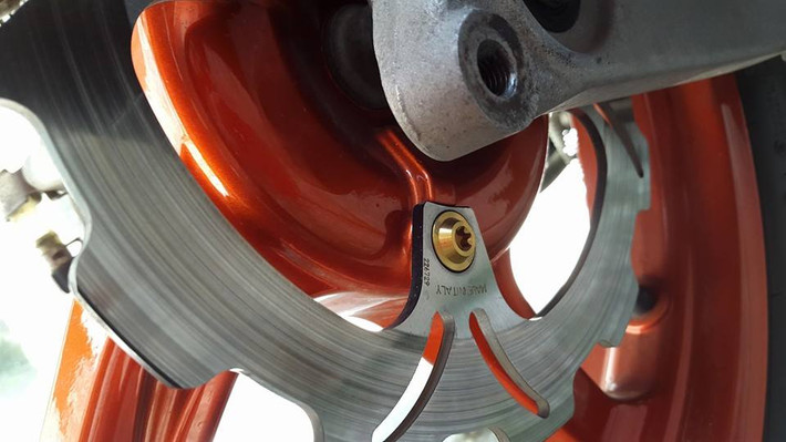 Xe được độ dĩa Braking.