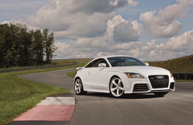 TT-RS: Năm sản xuất 2009. Audi TT-RS là sản phẩm đẹp và có sức mạnh khủng, mô-men khủng nhưng ít ai biết nó được xây dựng trên khung gầm của chiếc VW Golf.