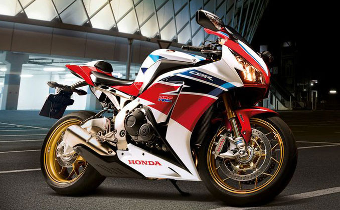 Honda CBR1000RR có khả năng tăng tốc từ 0-200 km/h mất 7,4 giây nhờ động cơ 4 xi-lanh thẳng hàng làm mát bằng dung dịch, dung tích 999cc, phun nhiên liệu điện tử, công suất 178 mã lực. Tại Việt Nam, siêu mô tô này có giá bán không dưới 400 triệu đồng.