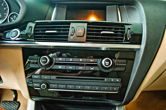 Xe được trang bị tiêu chuẩn với hệ thống loa Hifi (9 loa). Hệ thống âm thanh Harman Kardon 16 loa 600 wats là trang bị tùy chọn cho cả 2 phiên bản. Bên cạnh đó, X3 cũng được trang bị các kết nối cơ bản như cổngAUX/IN, cổng USB, chức năng kết nối bluetooth rảnh tay với điện thoại thật tiện dụng…